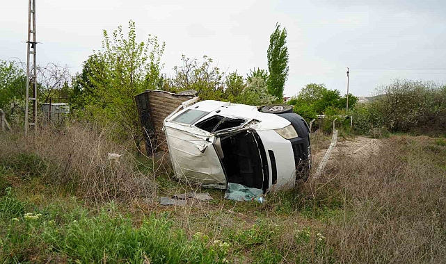 Virajı alamayan kamyonet takla attı: 3 yaralı