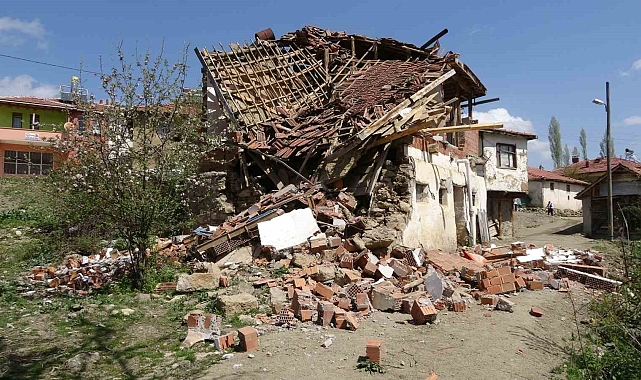 Yozgat'ta depremin izleri gün ışıyınca ortaya çıktı