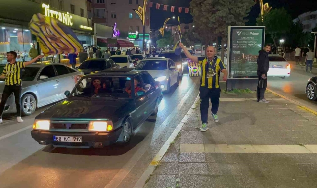 Aksaray'da Fenerbahçeliler derbi galibiyetini kutladı