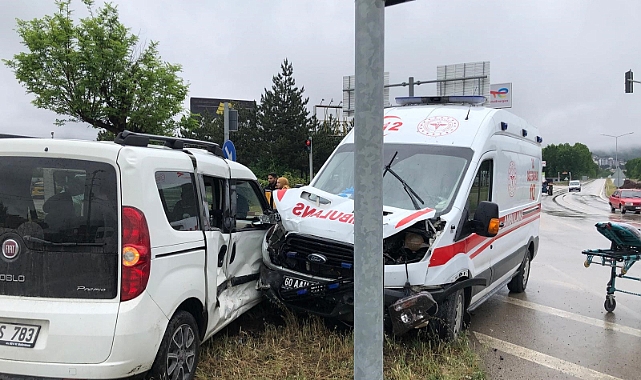 Ambulans ile panelvan araç çarpıştı: 3 yaralı