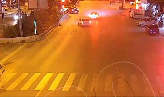 Ani manevrayla otomobile çarpmaktan son anda kurtuldu: O anlar kamerada