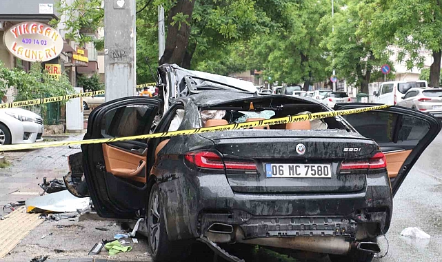 Ankara'da kontrolden çıkan araç direğe çarptı: 1 ölü, 4 yaralı