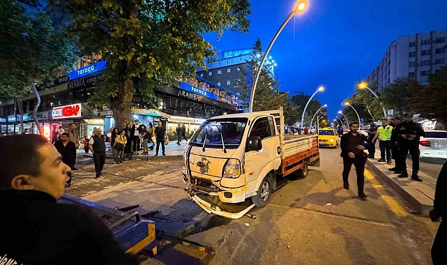Ankara'da kontrolden çıkan kamyonet 11 araca çarptı, kaza ucuz atlatıldı