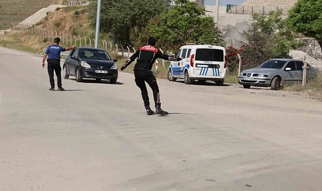 Aracını polislerin üzerine sürdü, hızla ters yola girip böyle kaçtı