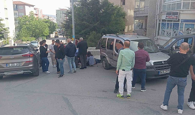 Çarpışan otomobillerin arasında kalarak yaralanan kadın kamerada