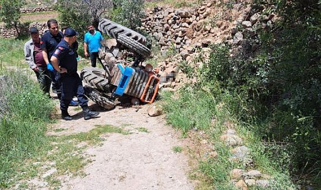 Devrilen traktörün altında feci şekilde can verdi
