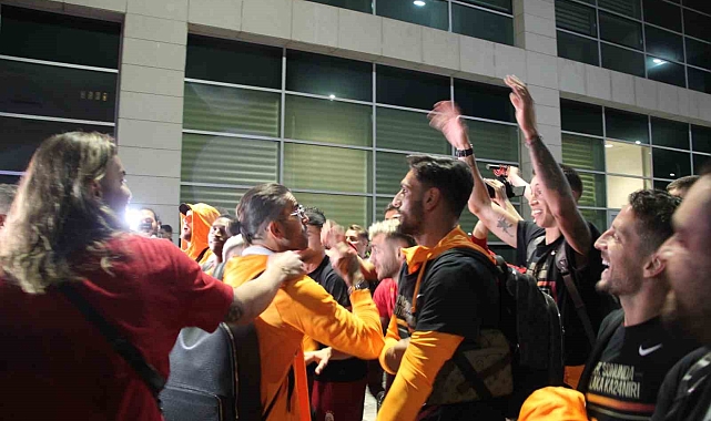 Galatasaray, Konya Havalimanı'nda taraftarları ile şampiyonluğu kutladı