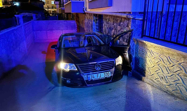 Geri geri kaçan aracı durdurmak isteyen 2 kişi araç altında kalarak yaralandı