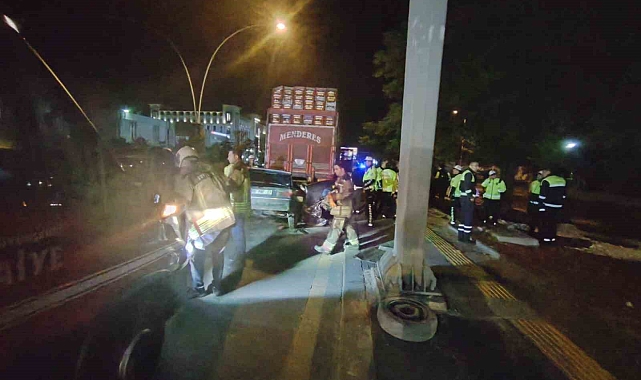Kamyona ok gibi saplanan otomobil hurda yığınına döndü: 1 ölü