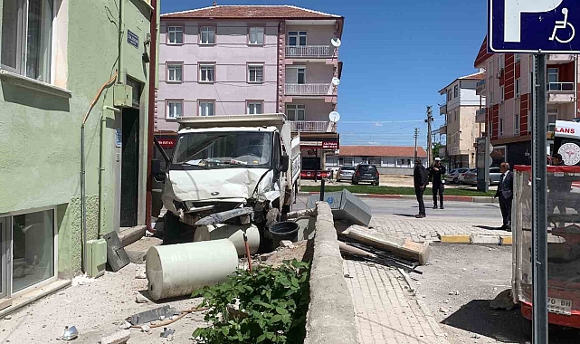 Kamyonetin bahçe duvarına çarpma anı kameraya yansıdı: 2 yaralı
