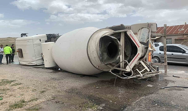 Karaman'da beton mikseri devrildi: 1 yaralı