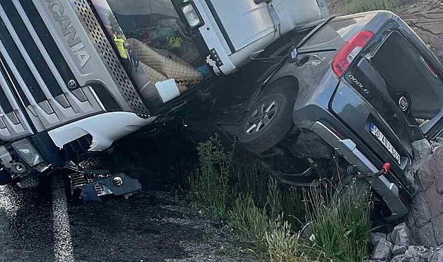 Karşı şeride geçen tır, taziyeden dönenleri taşıyan araçla çarpıştı: 5 yaralı