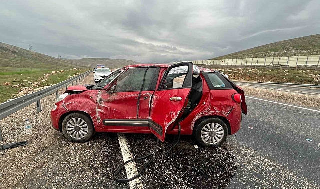 Kayganlaşan yolda karşı şeride geçip takla attı: 3 yaralı