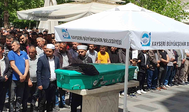 Kayseri'de bisikletiyle işçi servisinin altında kalan çocuk toprağa verildi