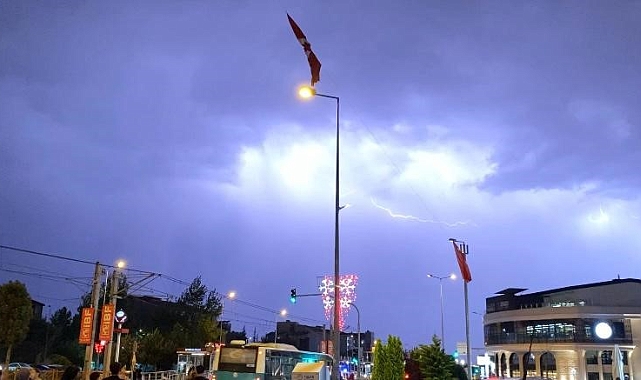 Kayseri'de şimşekler geceyi gündüze çevirdi