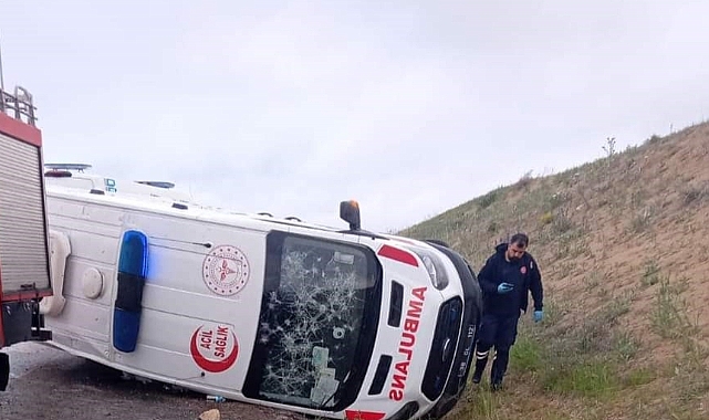 Kaza ihbarına giden ambulans kaza yaptı: 3 yaralı