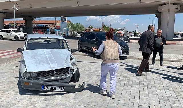 Kazada yaralanan çocuğu ambulansa kucağında götürdü