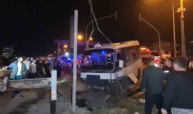 Kırıkkale'de feci kaza... Yolcu minibüsü ile otomobil çarpıştı: 22 yaralı