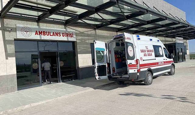 Kontrolden çıkan otomobil bariyerlere çarparak devrildi: 4 yaralı