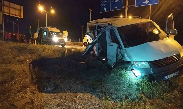Konya'da midibüs ile panelvan çarpıştı: 24 yaralı