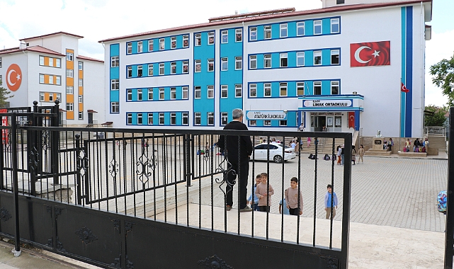 Kopya çekerken yakalanan öğrenci öğretmenini bıçakladı