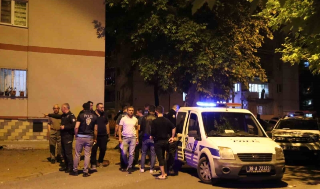 Merakı başına iş açtı: Silah seslerini duyup balkona çıkınca bacağına saçma isabet etti
