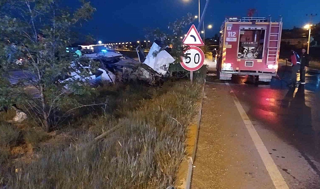 Refüjdeki ağaç ve direklere çarpan otomobil hurdaya döndü: 4 yaralı
