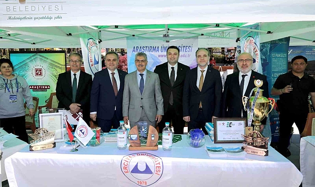 Rektör Prof. Dr. Fatih Altun, Niğde Üniversite Tanıtım Fuarı'nda öğrencilerle iç içe