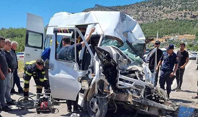 Servis minibüsü park halindeki otobüse çarptı: 1 ölü, 2 yaralı