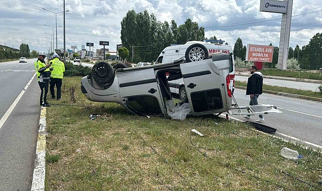Sivas'ta hafif ticari araç devrildi: 3 yaralı
