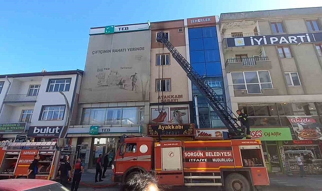 Sorgun'da iş merkezinde çıkan yangın söndürüldü