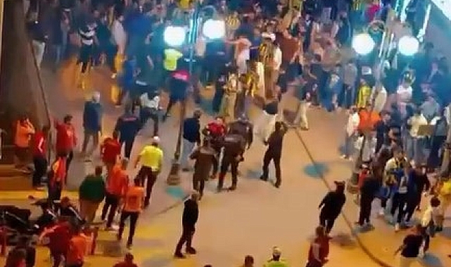 Taraftarlar arasında kavga çıktı, polisler olayların büyümesini engelledi