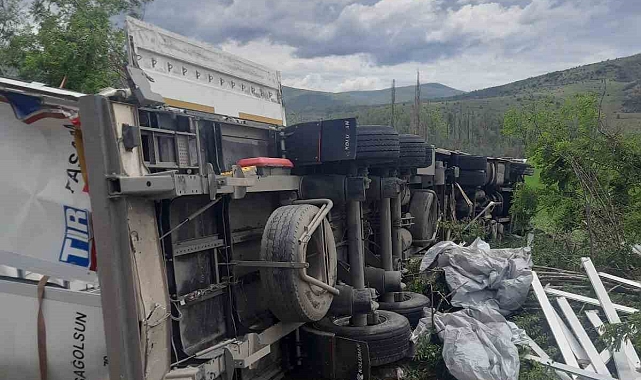 Tır şarampole devrildi: 1 ölü, 2 yaralı