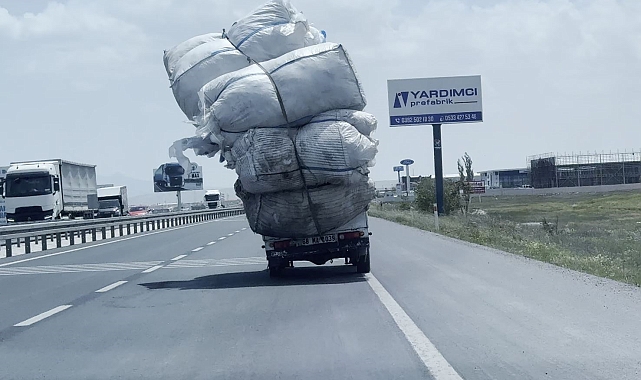 Trafikte "devrildi devrilecek" kamyonet şok etti