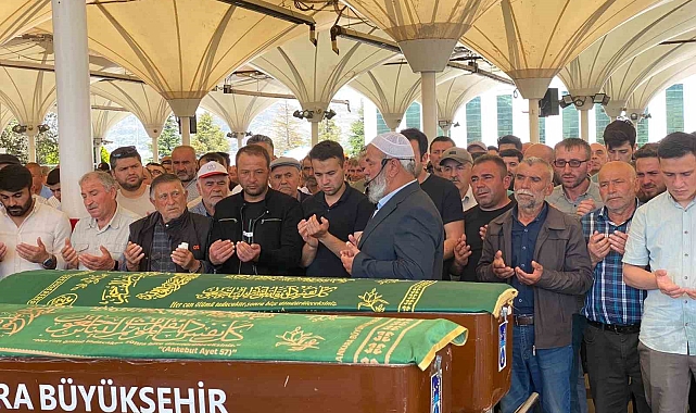 Üzerlerine tahta parçası düşmesi sonucu vefat eden baba ile oğlu son yolculuğuna uğurlandı