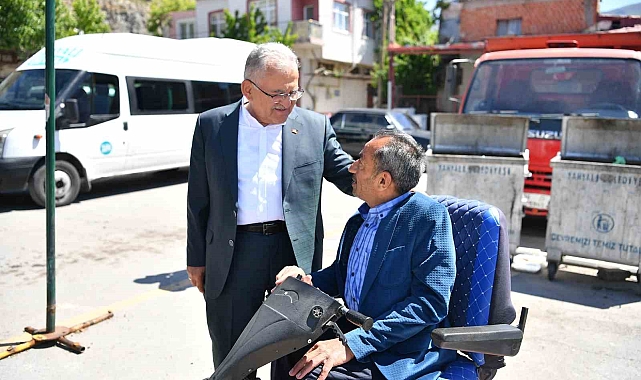 Yahyalı ilçe sakinleri Vali Çiçek ve Başkan Büyükkılıç'ı bağrına bastı