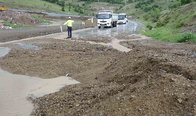 Yozgat'ta şiddetli yağış toprak kaymasına neden oldu, trafikte aksamalar yaşandı