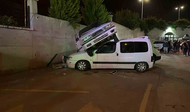 Alkollü sürücü dehşeti: Otomobiliyle araçların üzerine düştü