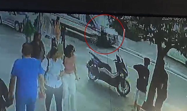 Ambulansın çarptığı yaya ağır yaralandı, kaza güvenlik kamerasına yansıdı