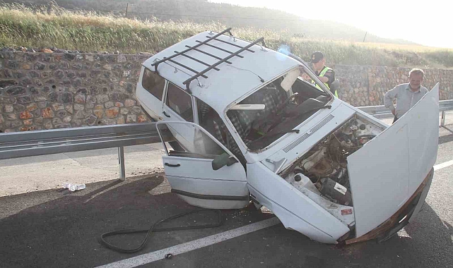 Bariyerlere çarpan otomobil asılı kaldı: 3 yaralı