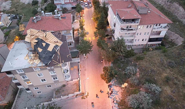 Fırtına çatı uçurdu, ağaçları devirdi, aracın üzerine yıldırım düştü, turistler mahsur kaldı