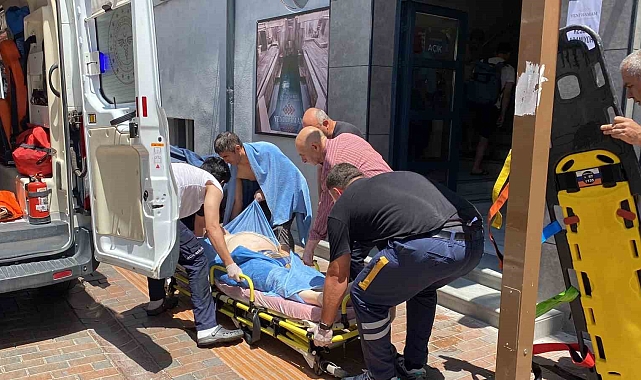 Hamamda düşerek başını çarpan 70 yaşındaki adam ambulansta hayata döndürüldü