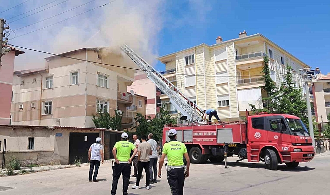 Karaman'da Çatı Yangını İtfaiyenin 2 Saatlik Çalışmasıyla Söndürüldü