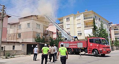Karaman'da Çatı Yangını İtfaiyenin 2 Saatlik Çalışmasıyla Söndürüldü