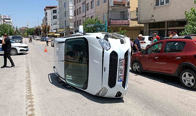 Karaman'da otomobil ile çarpışan hafif ticari araç yan yattı