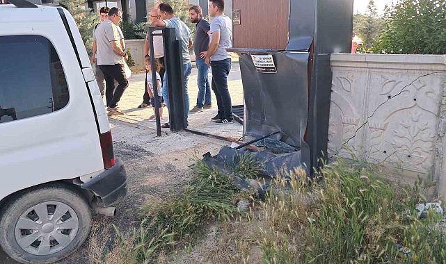 Kontrolden çıkan hafif ticari aracın duvara çarpma anı kameraya yansıdı