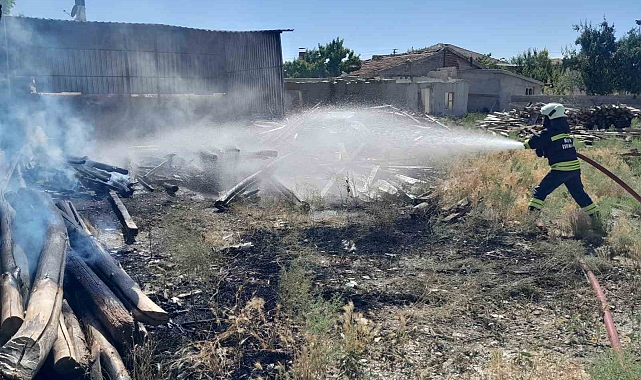 Çocuklar torpil attı, inşaat malzemeleri tutuştu
