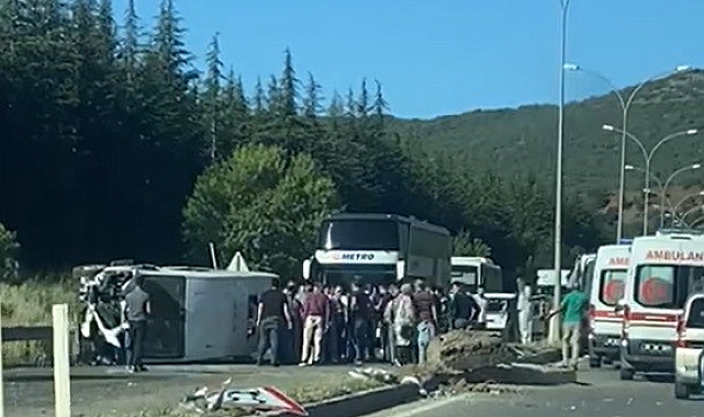 Minibüs aydınlatma direğine çarpıp yan yattı: 5 yaralı
