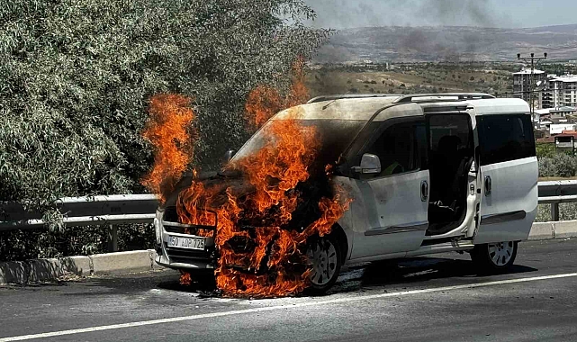 Nevşehir'de seyir halindeki araç alevlere teslim oldu