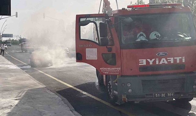 Niğde'de seyir halindeki otomobilde yangın çıktı